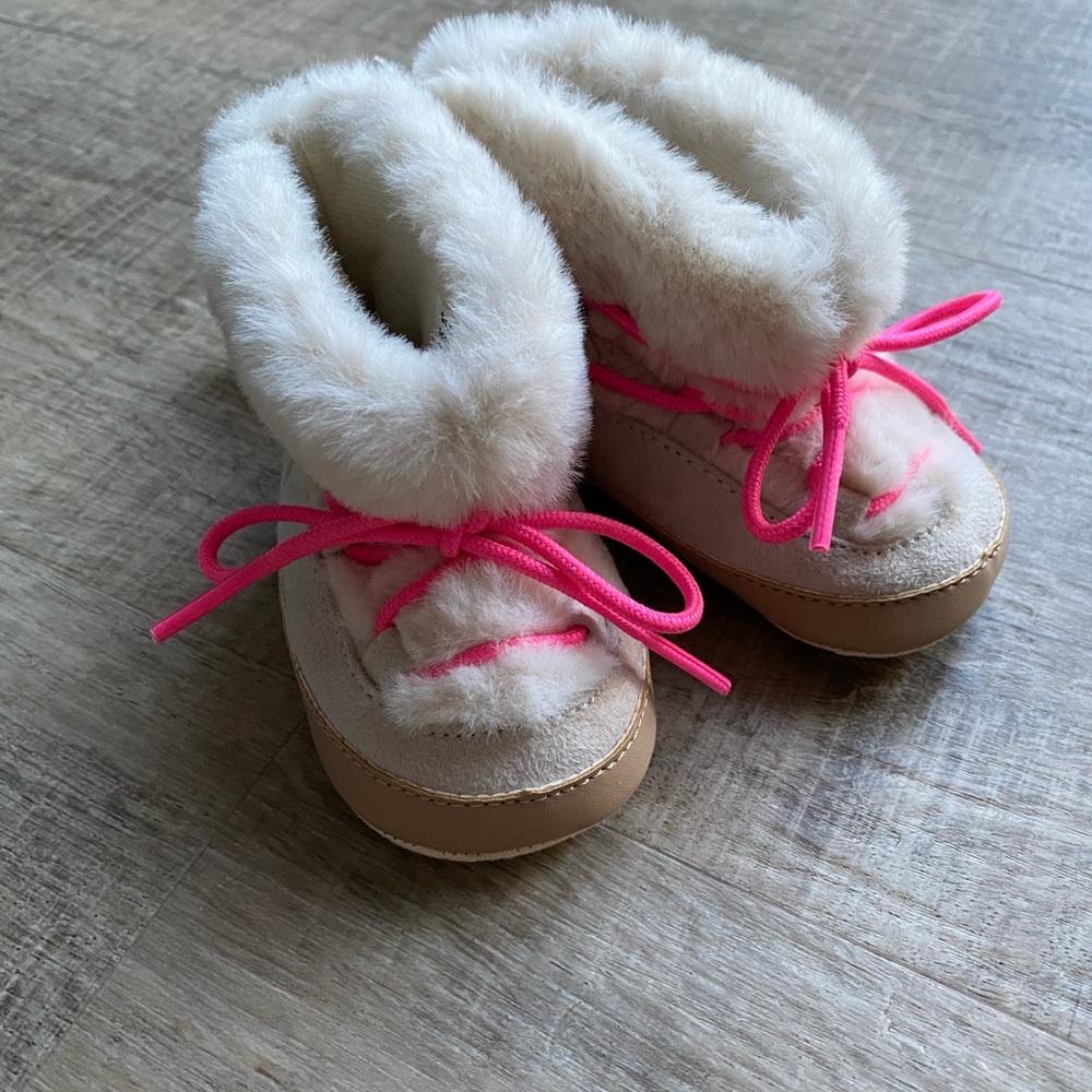 Gap baby tan faux fur boots. Size 2 (3-6 months).